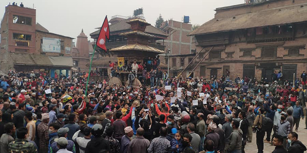 बिस्का जात्रा मनाउन रोक्ने प्रशासनको निर्णयको स्थानीयबासीद्वारा विरोध
